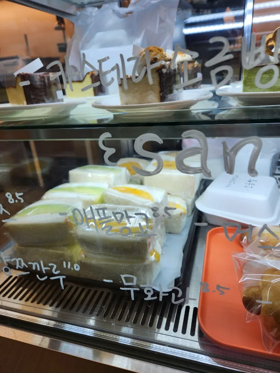 Fruit sando display case