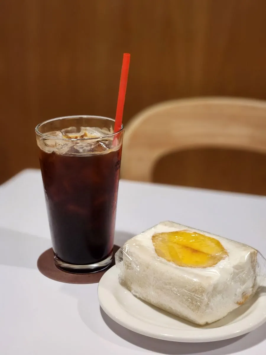 Iced Americano and peach fruit sando