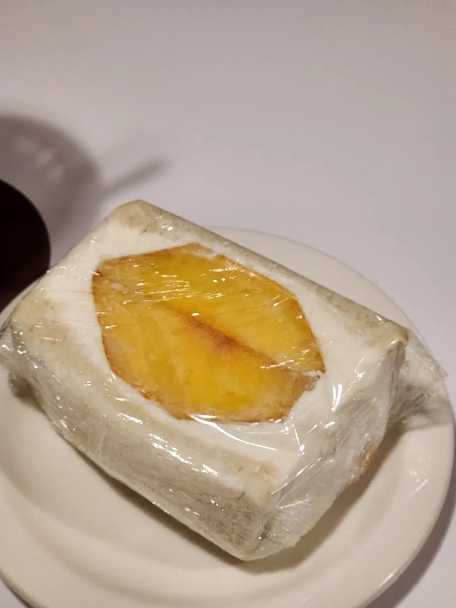 Plump peach fruit sando