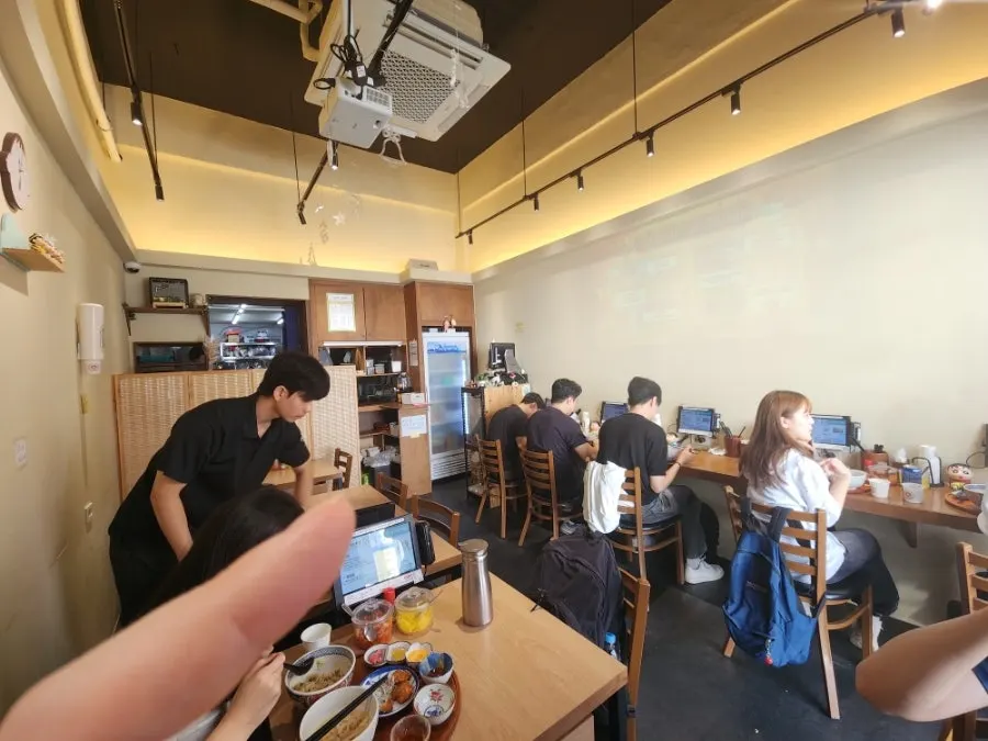우드 톤의 규동집 매장 내부