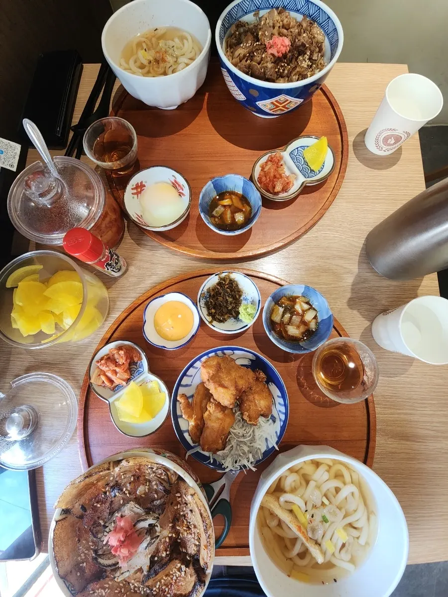 바 테이블과 식사 테이블 좌석