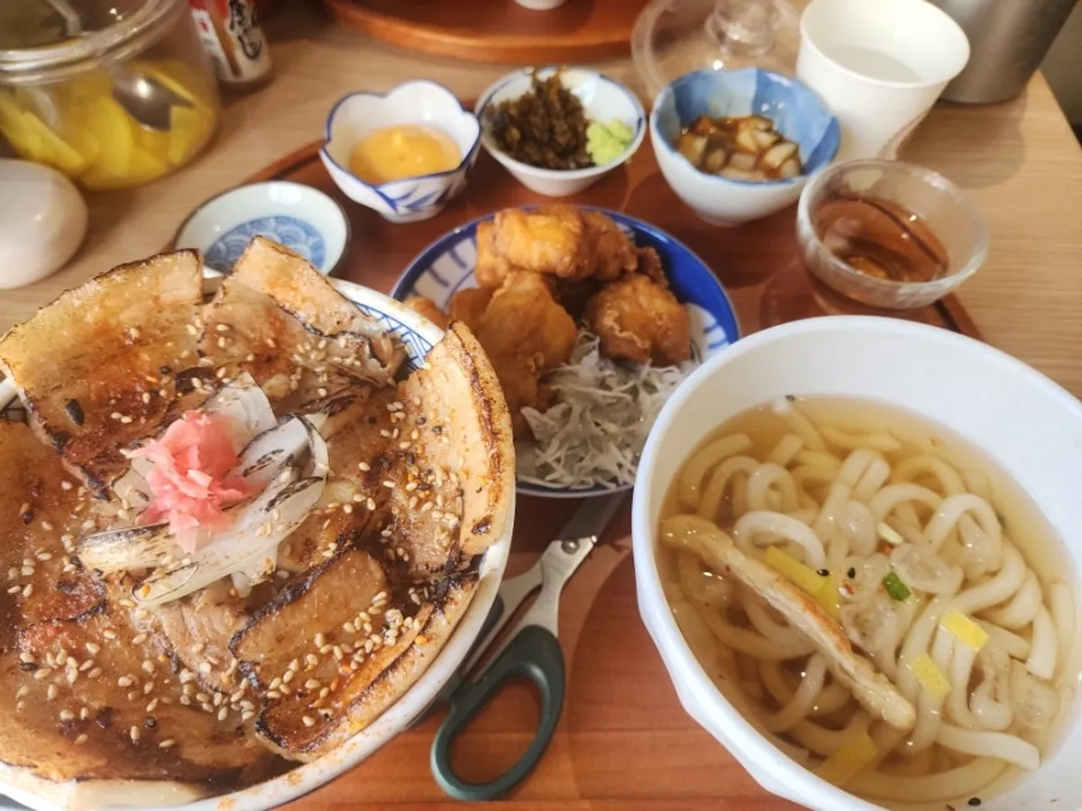 불향 규동과 수비드 차슈동 정식
