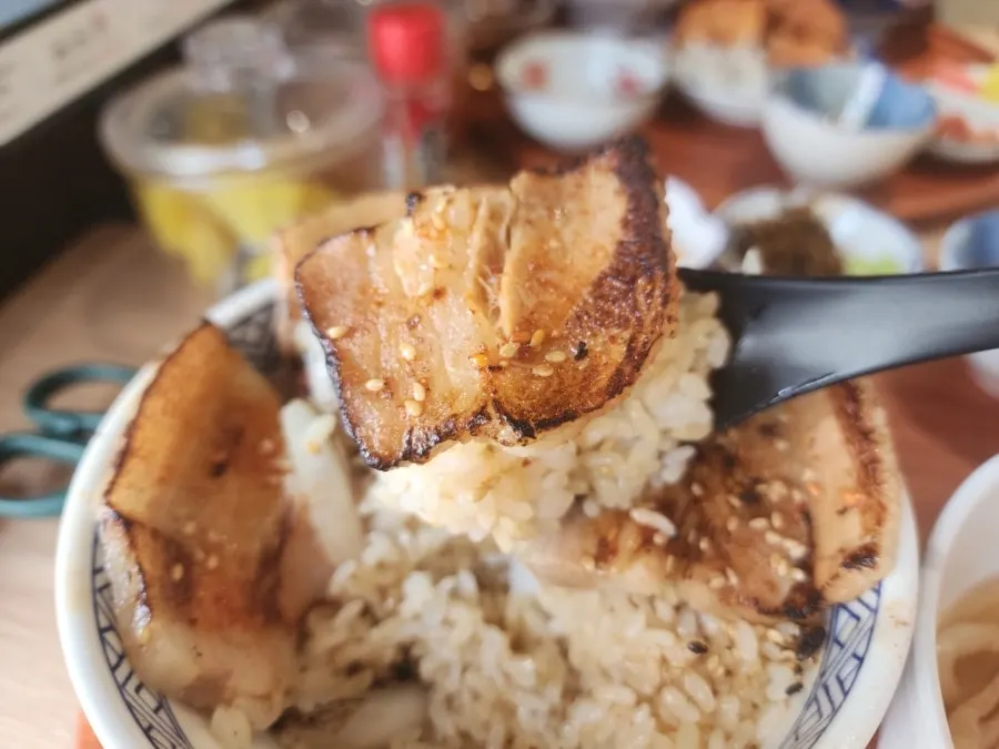 두툼한 수비드 차슈가 올려진 차슈동