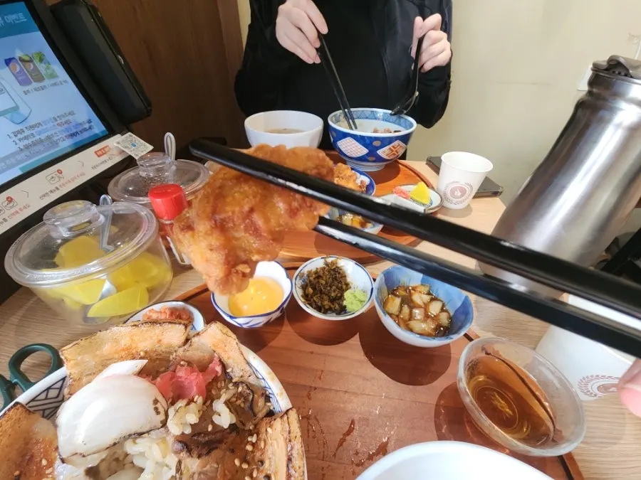 와사비와 양파를 곁들인 차슈