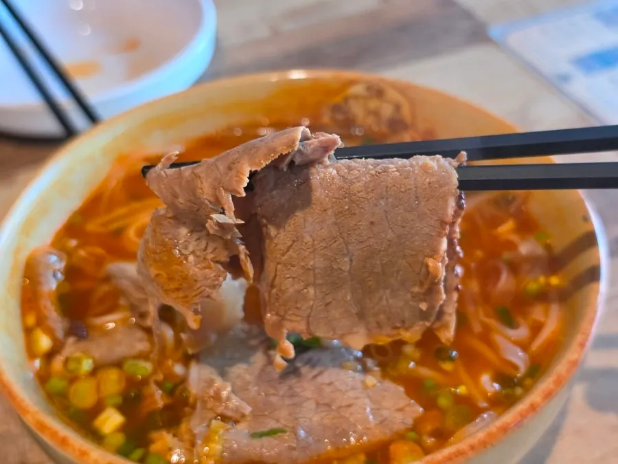 큼직한 고기가 들어간 짬뽕 쌀국수