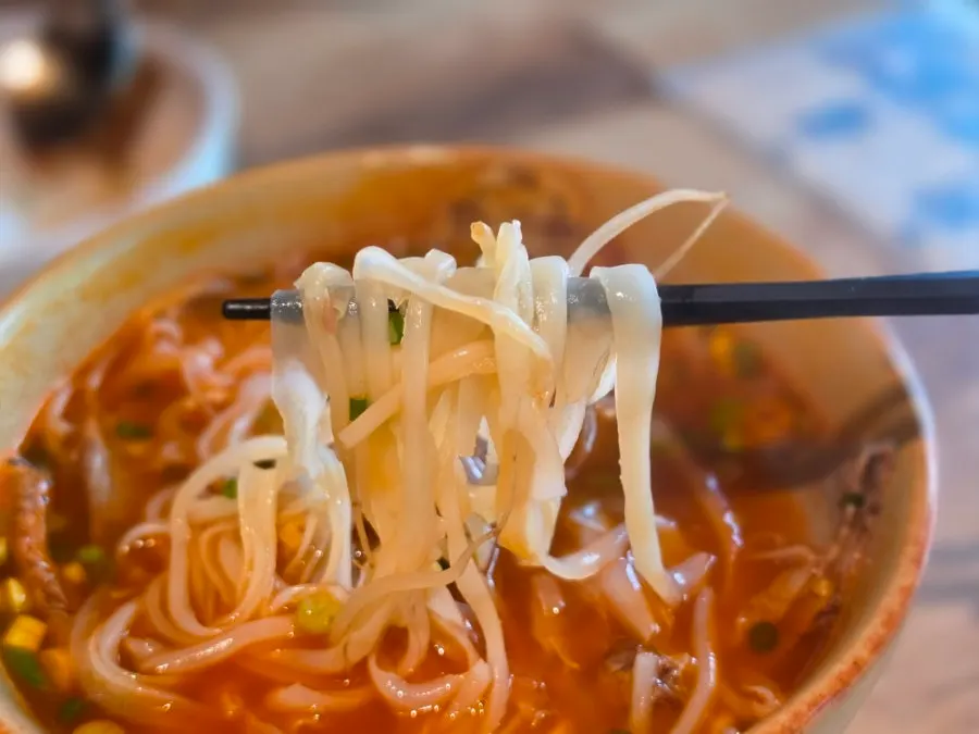 얼큰한 쌀국수 국물 한 숟갈