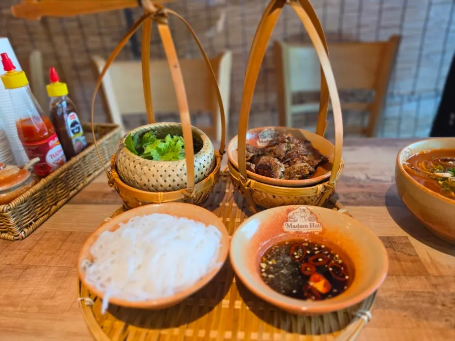 둘이 먹은 분짜와 쌀국수 상차림