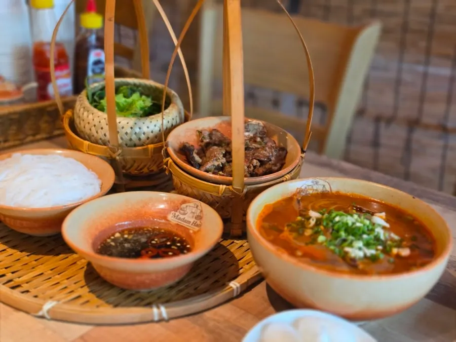 통창 창가 자리에서 본 마담하오 테이블