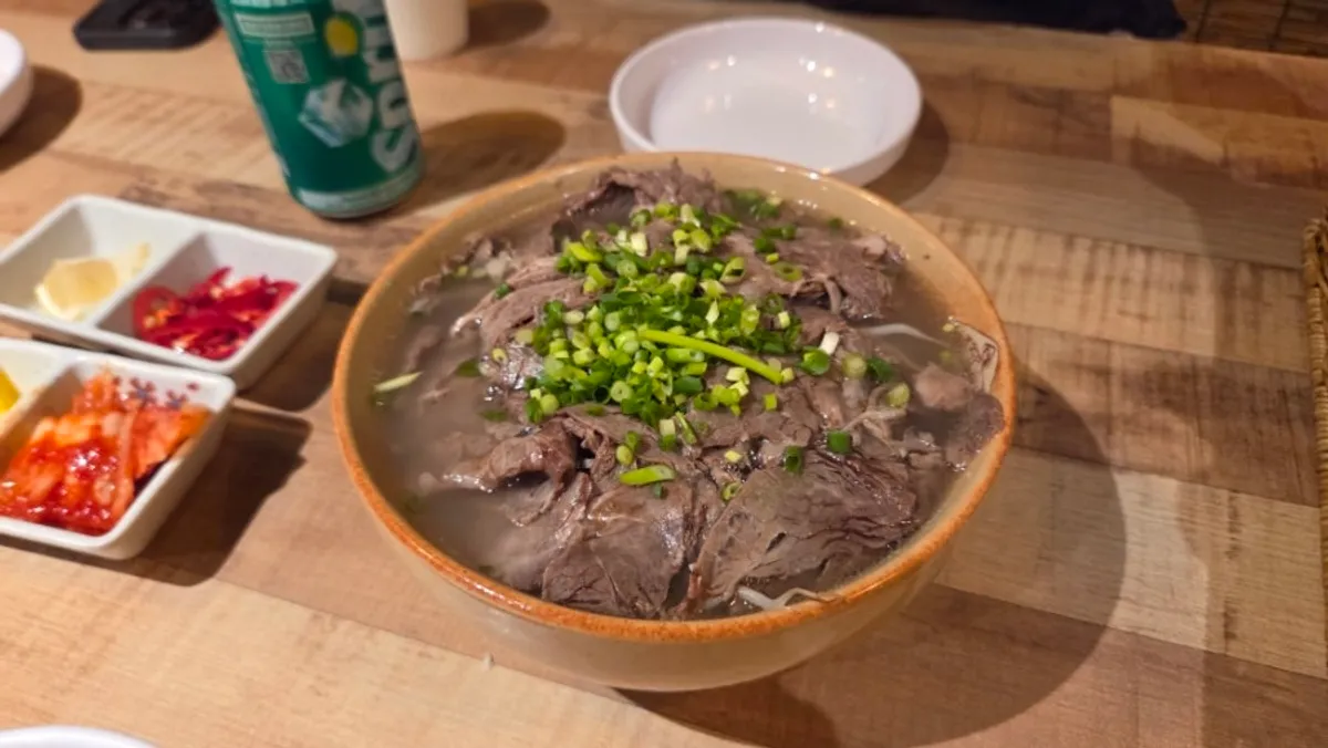 Madam Hao牛肉拌米线与牛肉汤河粉上桌照