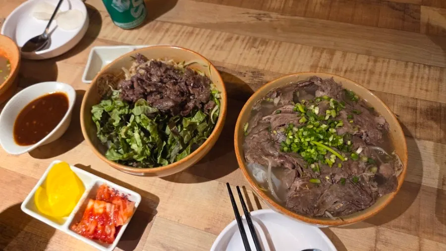 淋上酱汁的牛肉拌米线
