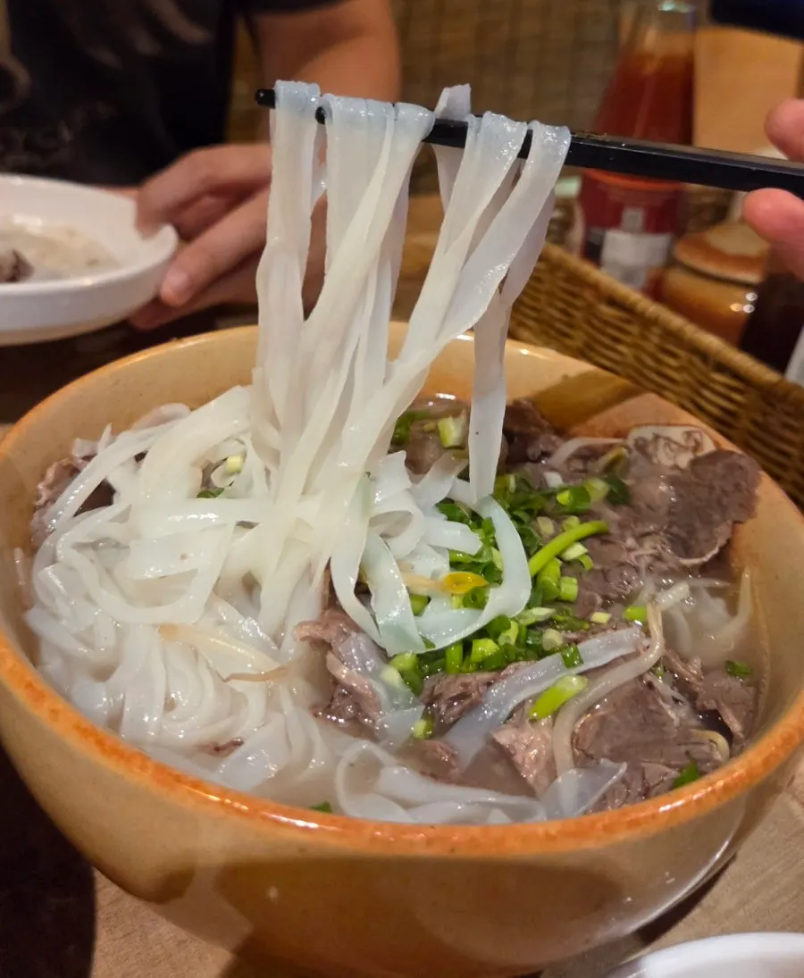 拌米线酱汁与米线特写