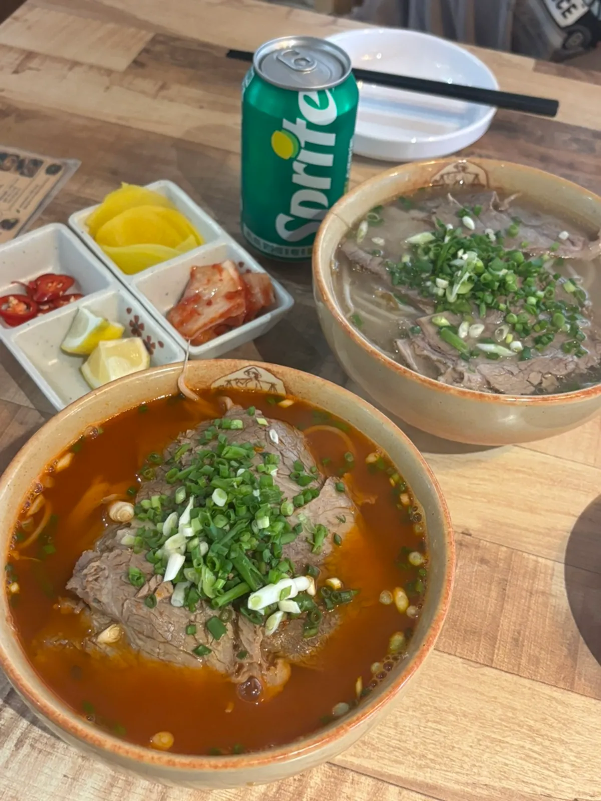 단무지와 고추, 레몬, 김치가 담긴 기본 반찬