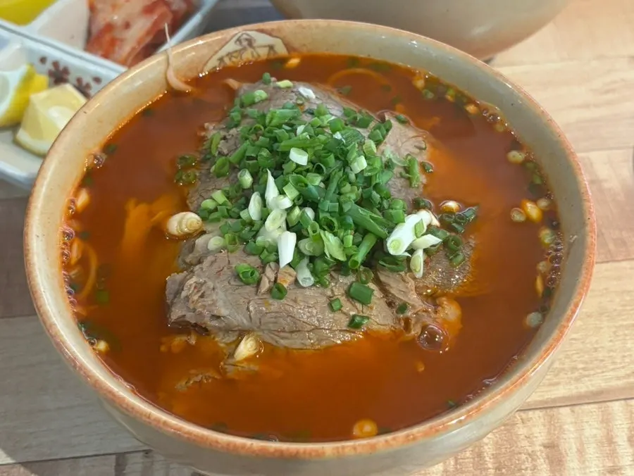 면을 건져 올린 양지 쌀국수