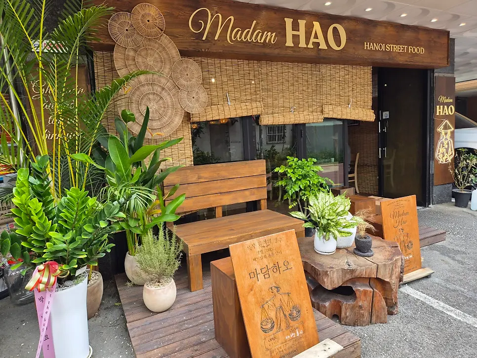 The exotic-feeling entrance of Madam Hao restaurant