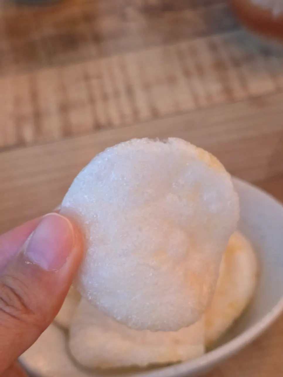 젓가락으로 들어올린 쌀국수 면발