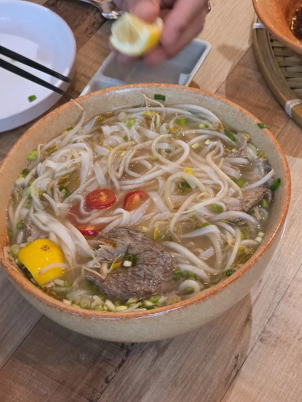 마늘 소스를 넣은 쌀국수 국물