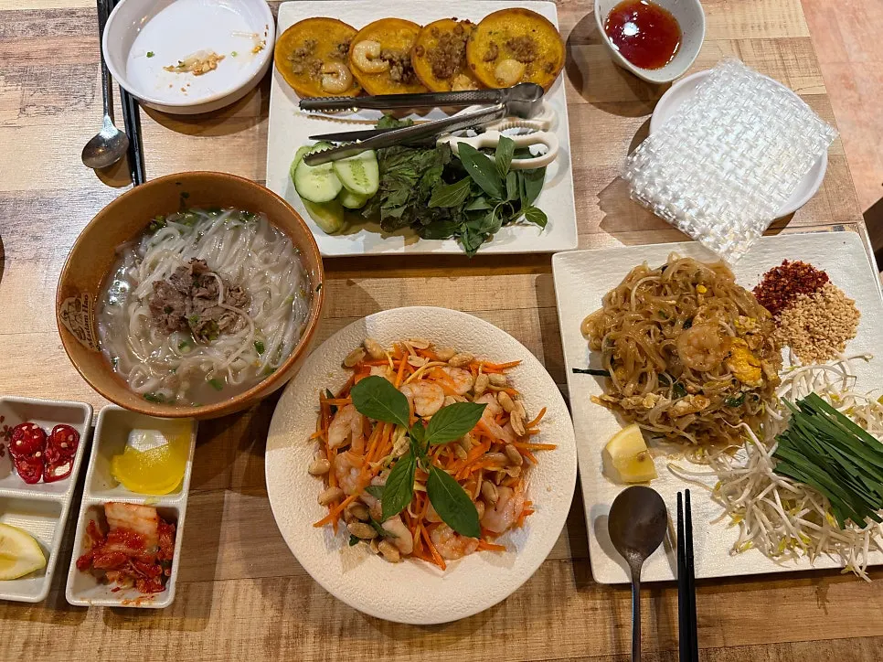 한 상 가득 차린 베트남 음식