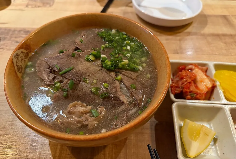 양지 고기가 올려진 쌀국수