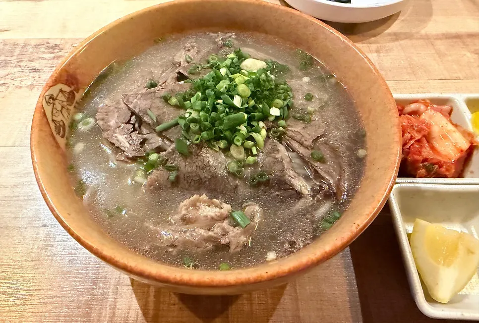 고기와 면, 숙주가 든 쌀국수