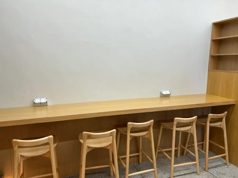 Solo seats facing the wall at Jo Hui-tak Coffee