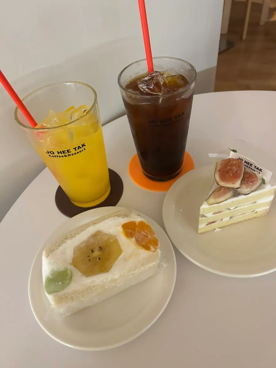 Decaf iced Americano and fresh orange juice