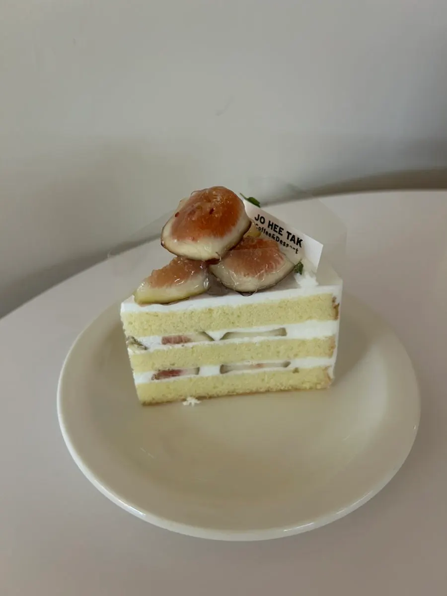 Fig cake with fresh figs