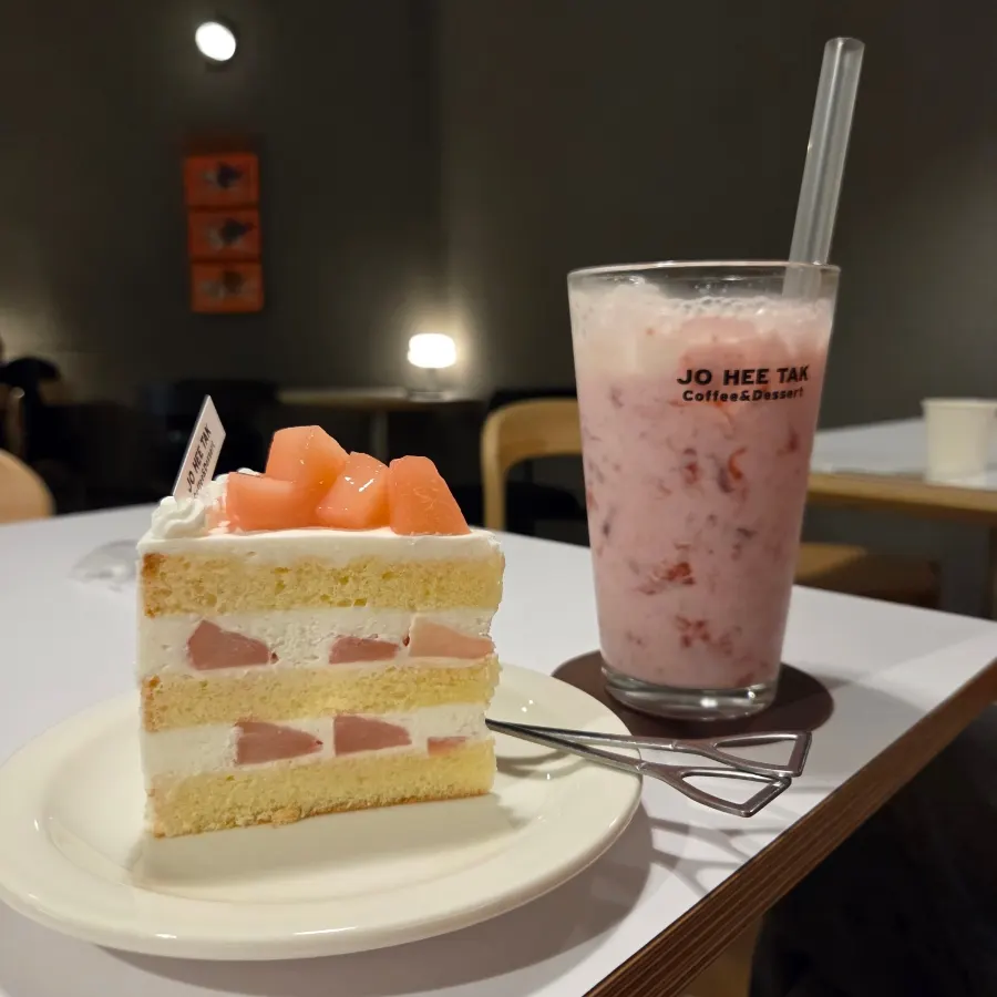Strawberry latte and peach yogurt cake on the table