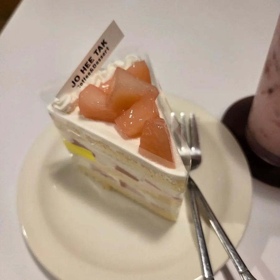 A slice of Jo Hui-tak Coffee's peach yogurt cake