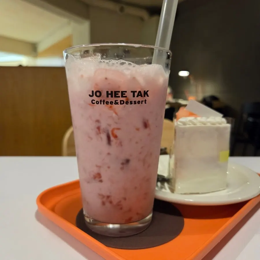 A cup of Jo Hui-tak Coffee's strawberry latte