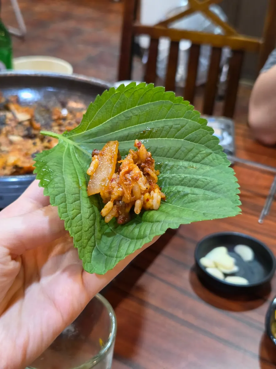 Fried rice eaten with perilla leaves