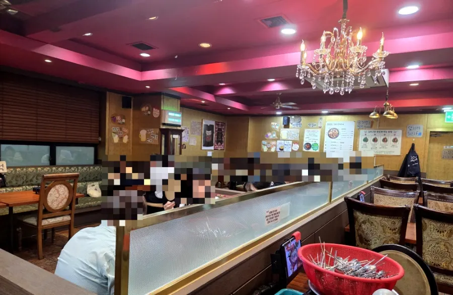 샹들리에가 있는 레트로한 사랑집 홀