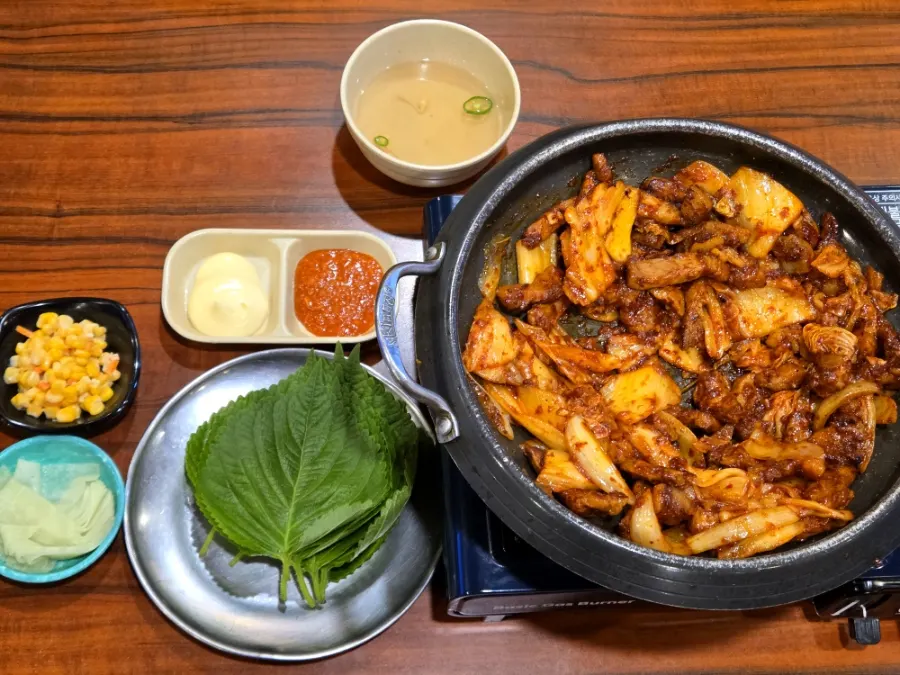불판에 올려 나온 돼지김치구이 소자와 반찬 한상