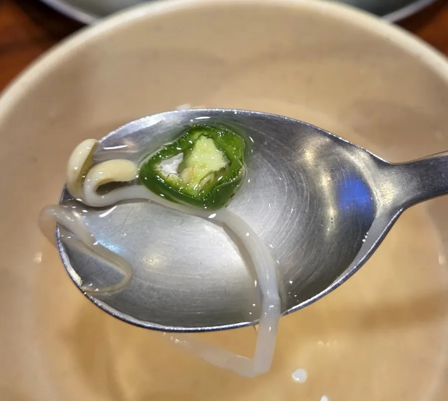 기본 반찬으로 나온 얼큰한 콩나물국