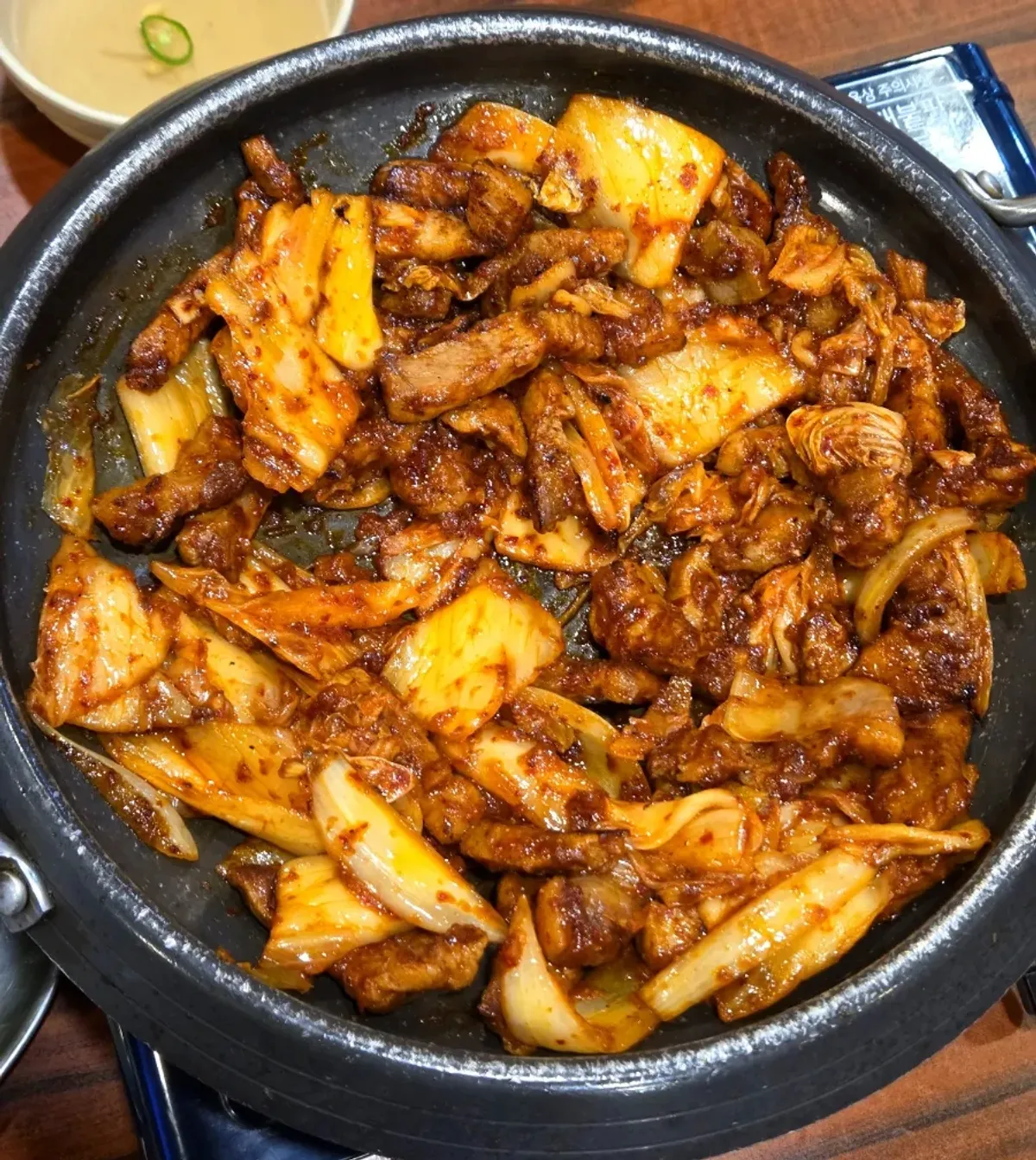 두툼한 고기와 김치가 가득한 돼지김치구이 소자