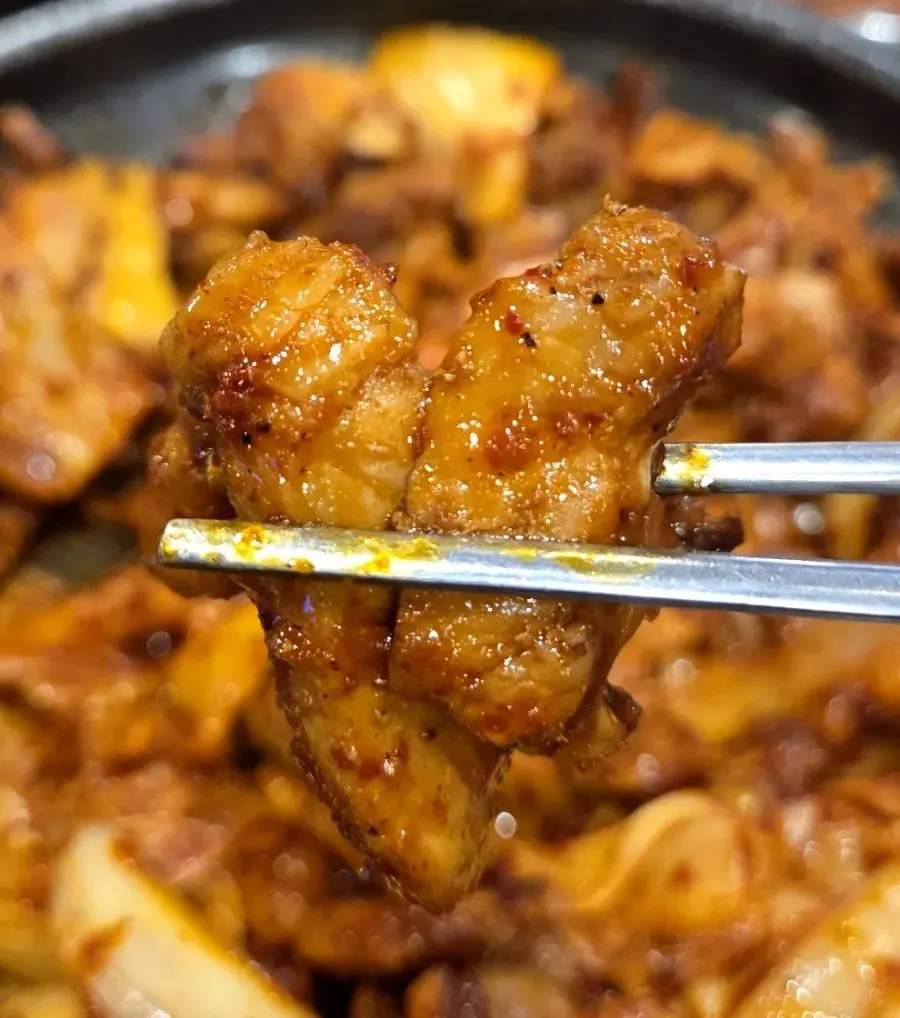 김치와 양파가 듬뿍 들어간 돼지김치구이 클로즈업