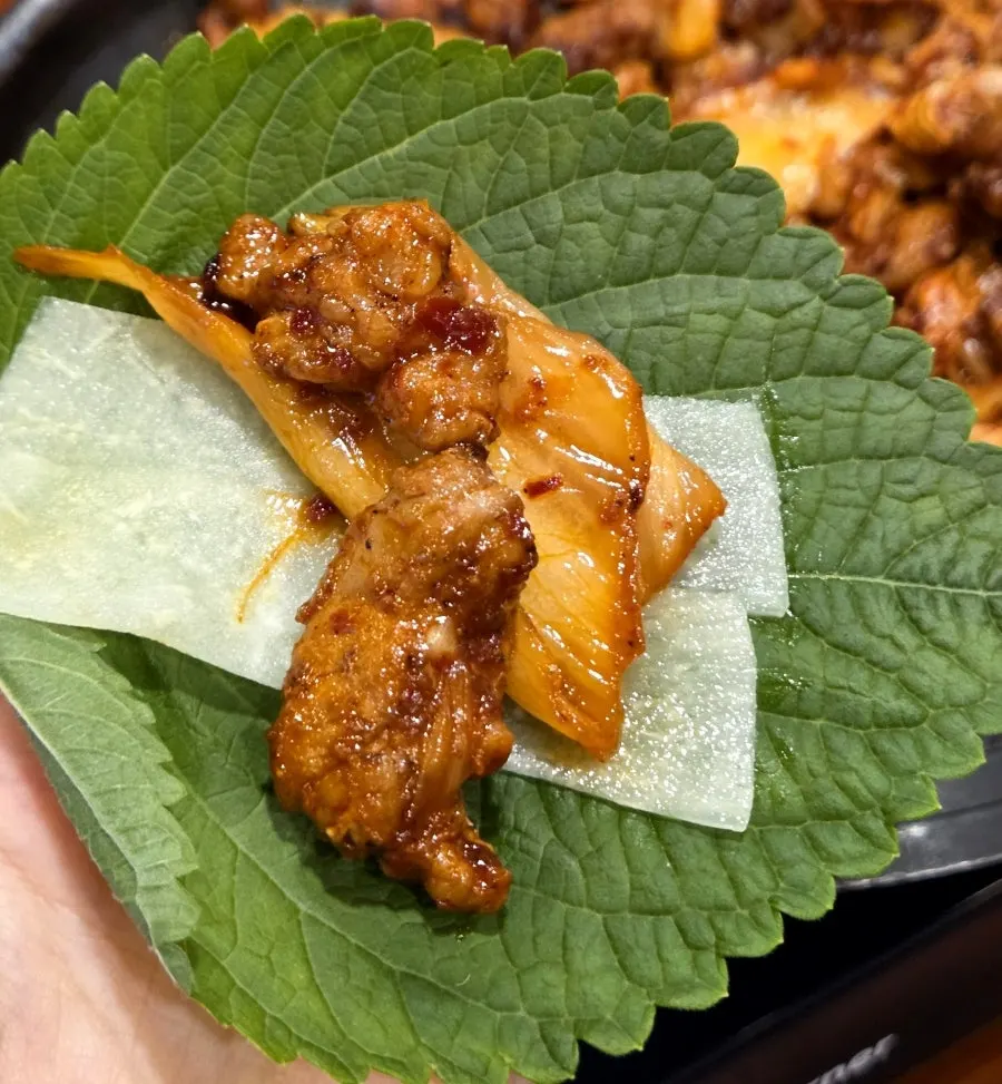 깻잎무쌈에 싸 먹는 돼지김치구이 한 쌈