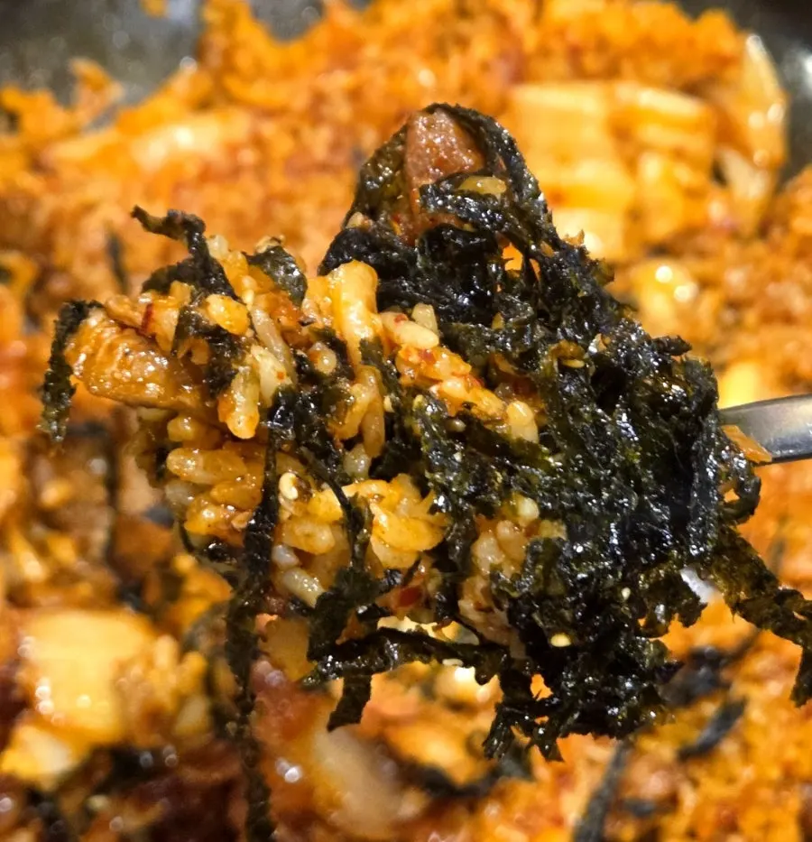 김가루 올린 삼겹살 기름 김치 볶음밥