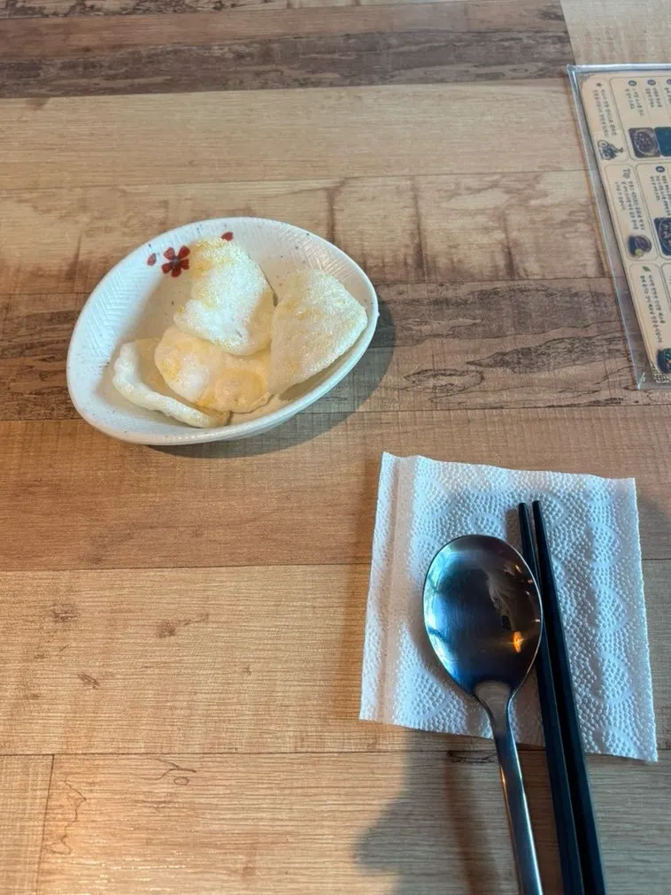물과 알새우칩 기본 제공