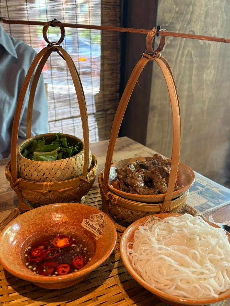 특이한 그릇에 담긴 분짜
