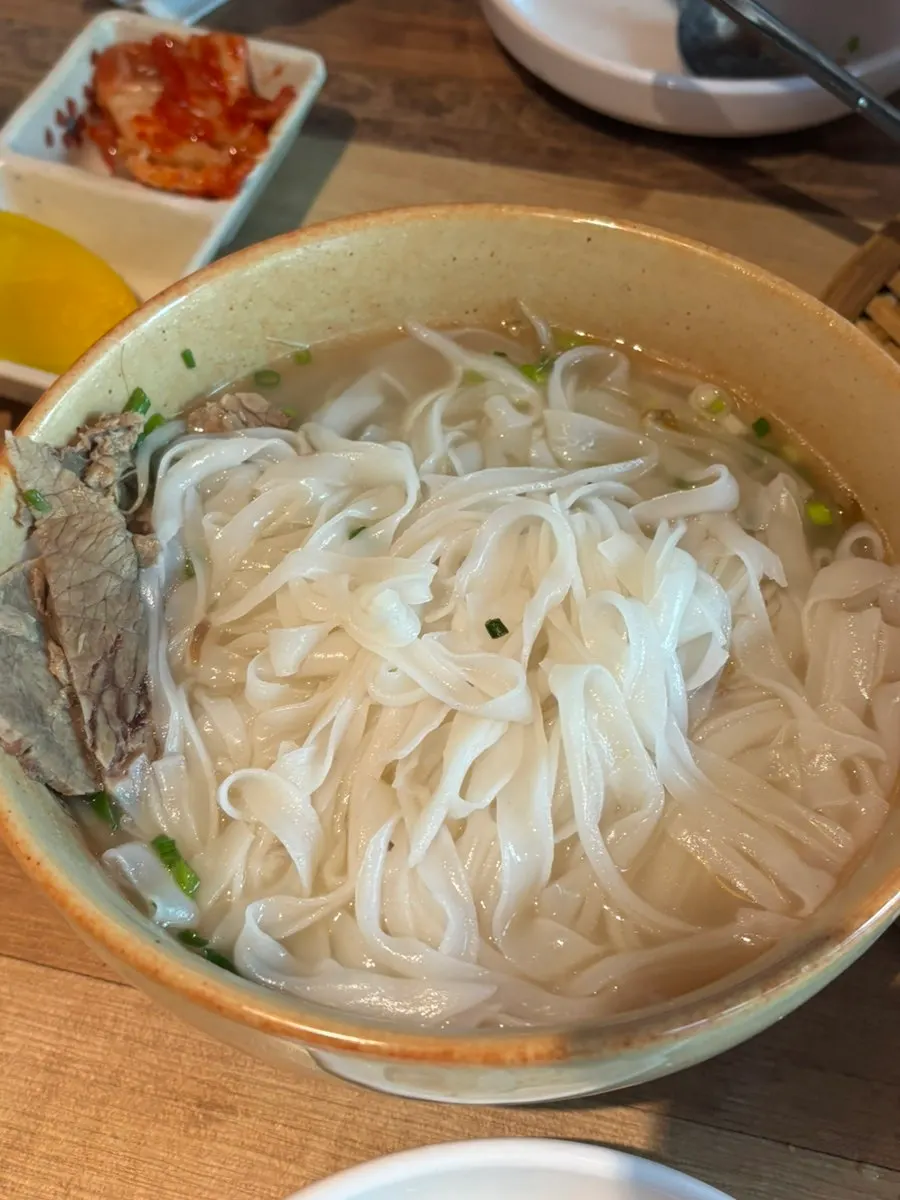 면과 고기 숙주가 푸짐한 쌀국수