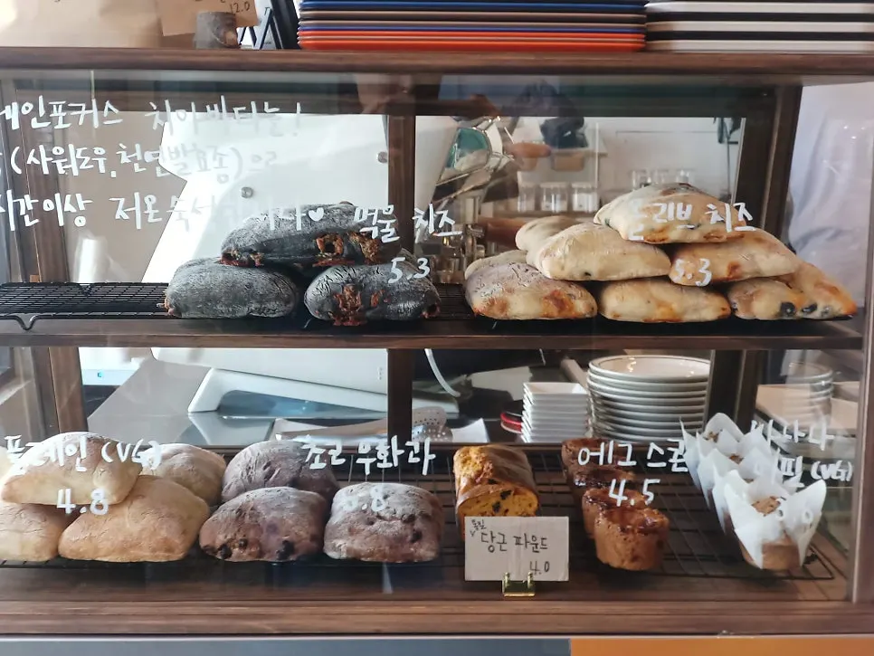 아보카도스무디와 치아바타 사진