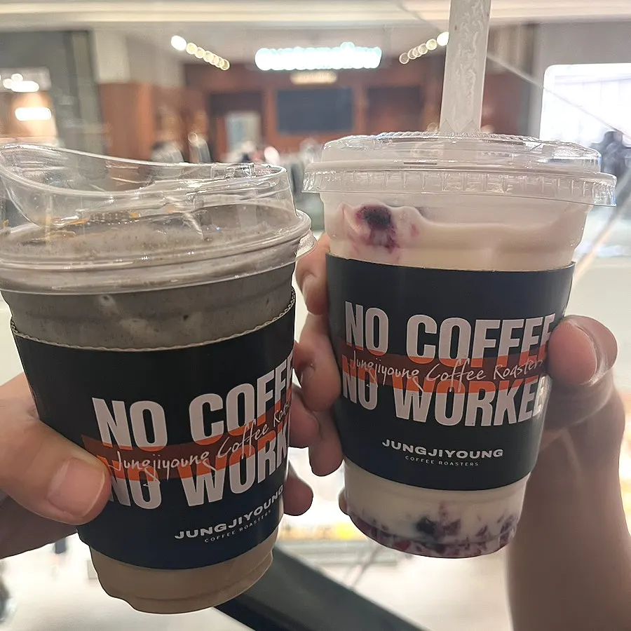 진한 흑임자 맛의 라떼