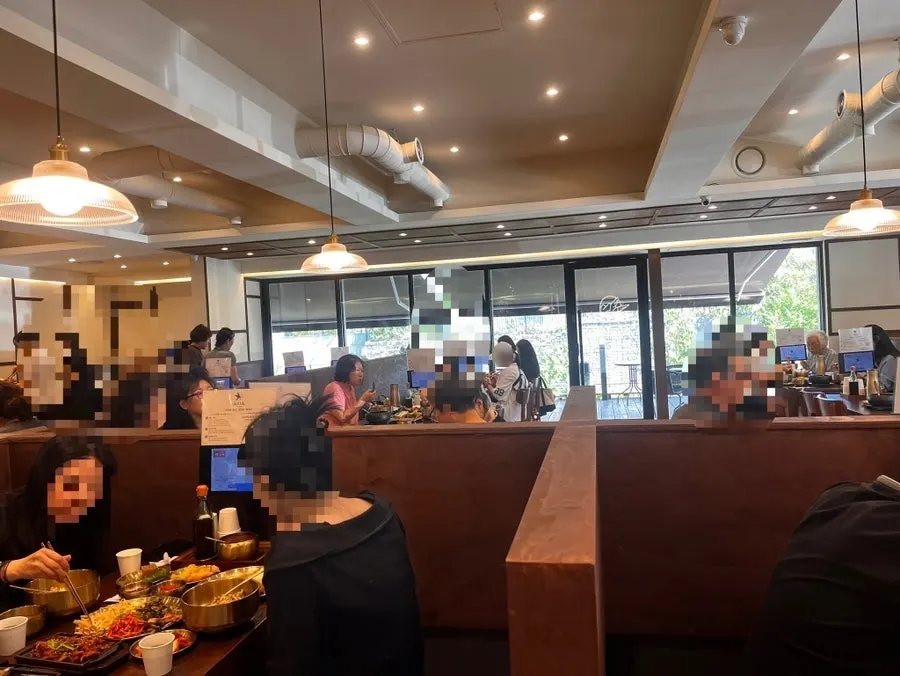 ポリオク本店の外観と駐車スペース