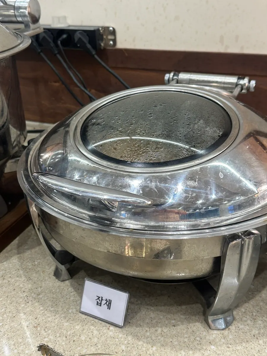 Vegetable self-service bar for adding to barley rice