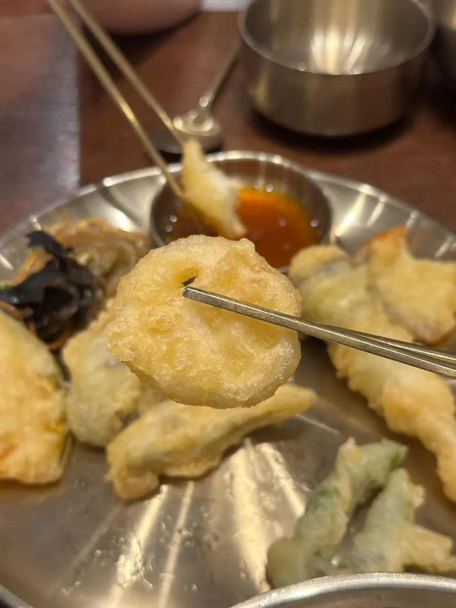 Lotus-root, mushroom, and chili pepper fritter side dishes
