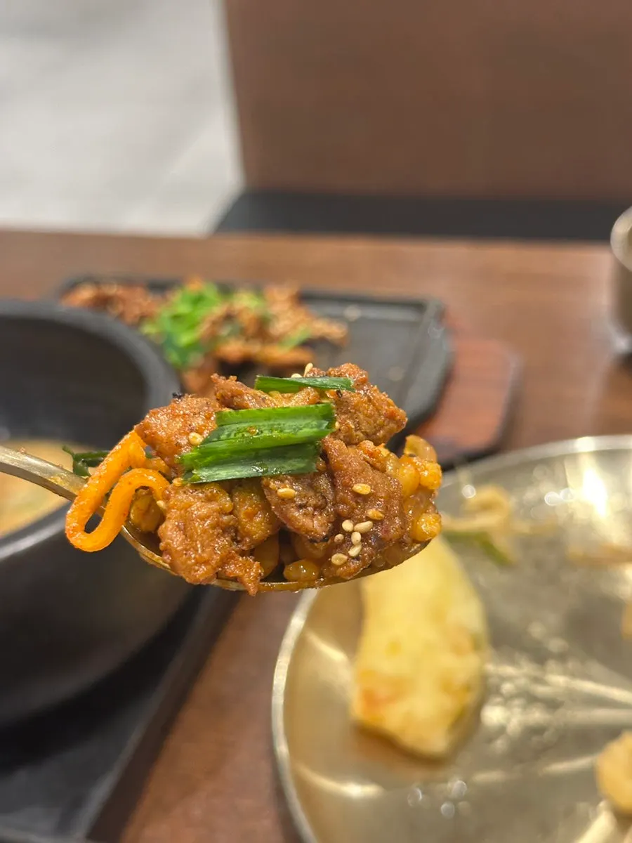 Charcoal-grilled gochujang spicy pork set with a smoky aroma
