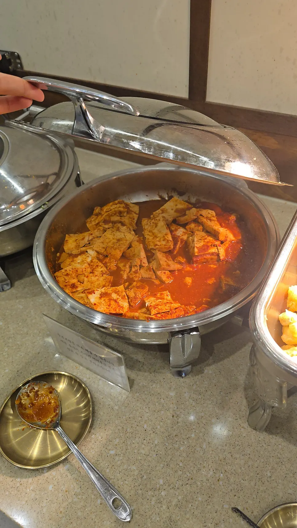 비빔밥에 넣을 나물을 담은 접시