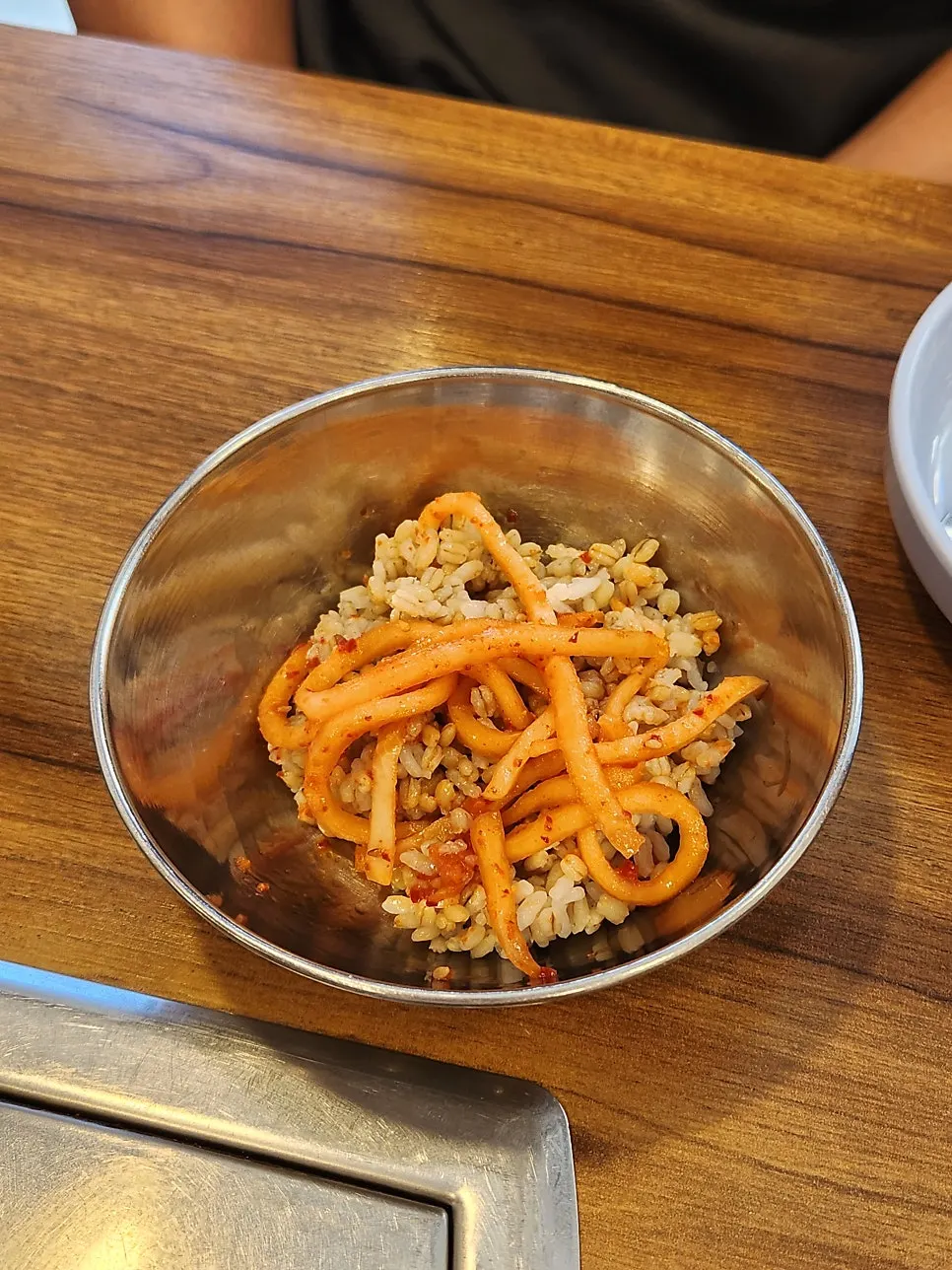 Pre-meal barley rice with spicy radish salad and sesame oil
