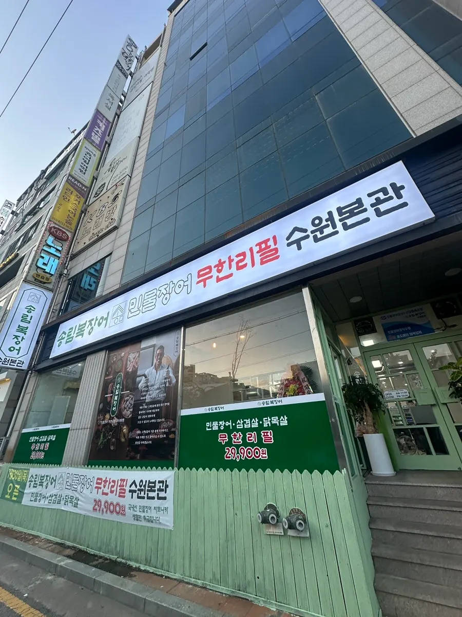 建筑后方设置的店铺停车场