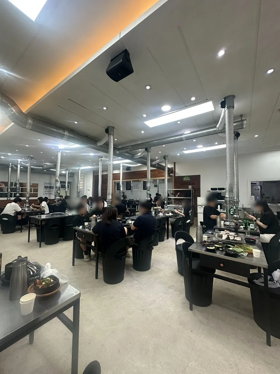 设有炭火餐桌的松林福鳗鱼店内